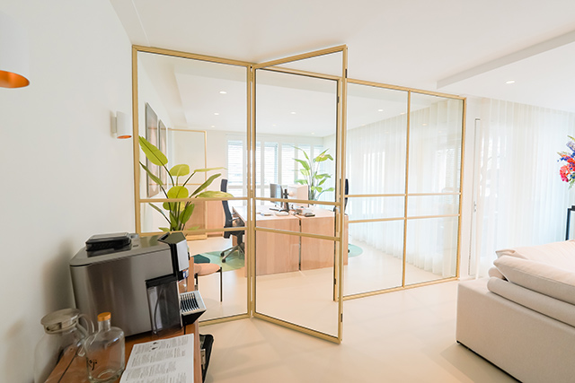 Bronzen stalen deur - Steeds meer mensen vragen bij Aluwdoors naar de mogelijk-heden van bronzen stalen deuren. Gelukkig weten onze experts hier alles over en vertellen ze u er graag meer over.